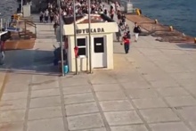 Vapur'un terasında oturmak için yarışan insanlar böyle tiye alındı