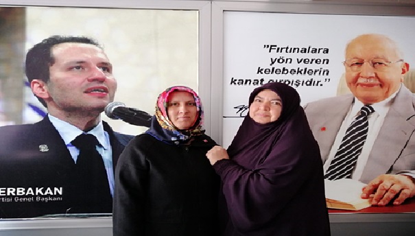 Partiye yeni üye olan hanımlara rozetlerini ilçe başkanı Nuray Gökdemir taktı 