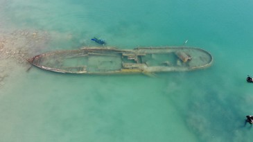 Van Gölü’nde bir batık gemi daha gün yüzüne çıkartıldı