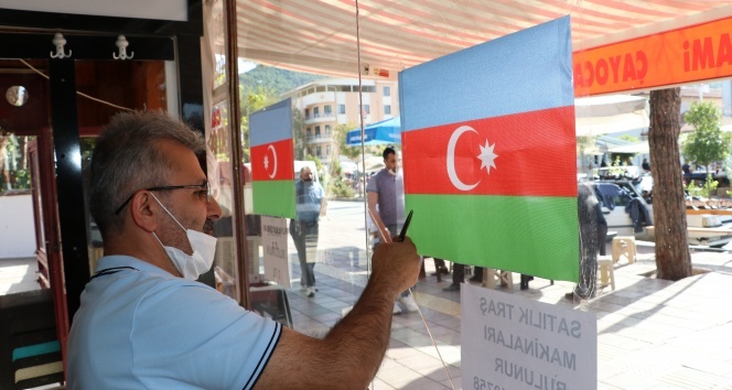 40 yıllık berberden Azerbaycan’a destek