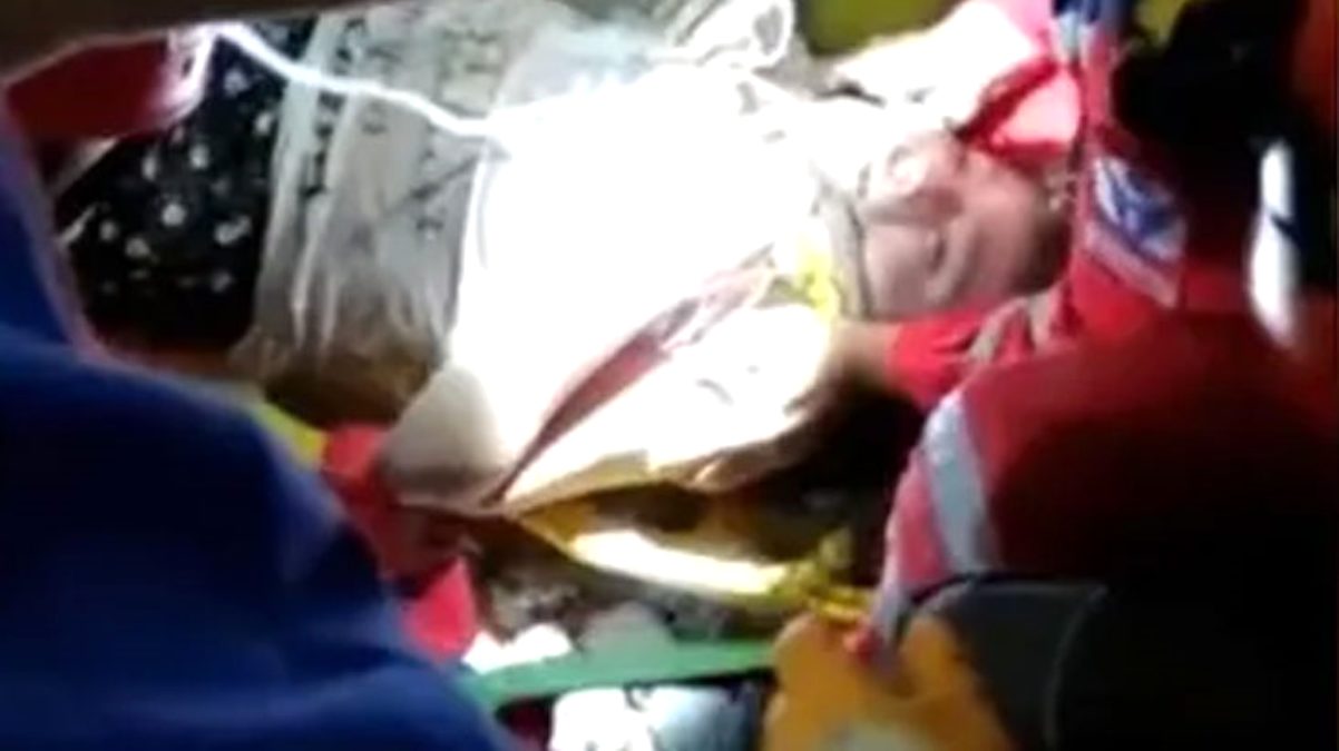 Enkaz altında kalan küçük kızın kurtarılma anı kameralara yansıdı