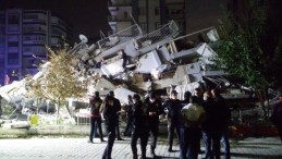 İzmir’deki enkazdan bir kişinin daha cansız bedeni çıkarıldı