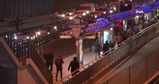 Sokağa çıkma kısıtlamasına 1 saat kala İstanbul’da trafik ve metrobüs yoğunluğu