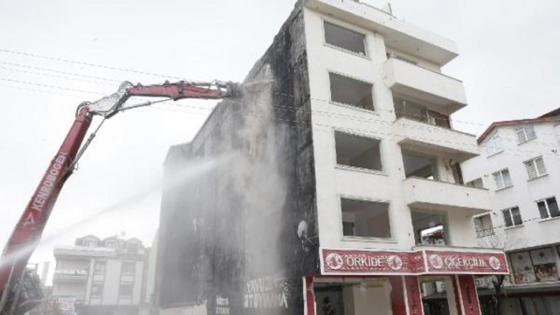 Körfez de depremde hasar gören binanın yıkımına başlandı