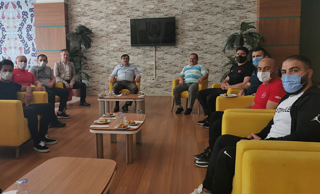 Güreş Federasyonu Başkanı Aydın, Gençler Grekoromen Milli Takımı’nı ziyaret etti 