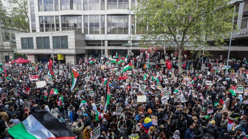 Almanya’da İsrail’in Filistinlilere saldırıları konvoy eşliğinde protesto edildi