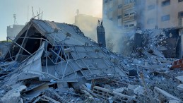 İsrail’in vurduğu Ulusal İslam Bankası’nın enkazı görüntülendi