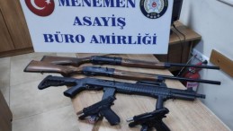 İzmir’de kaçtıktan sonra kaza yapan şüpheli araçtan silahlar ve tüfekler çıktı