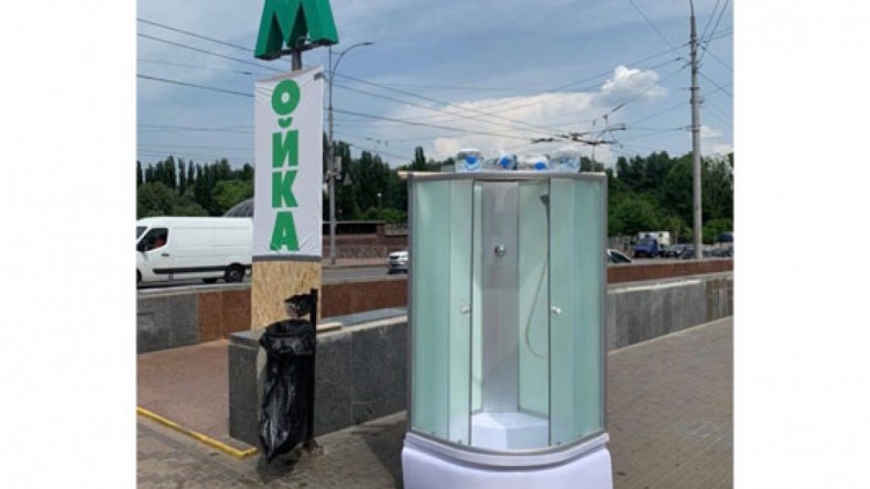 Ukrayna’da sıcaklara karşı sokaklara seyyar duşlar kuruldu