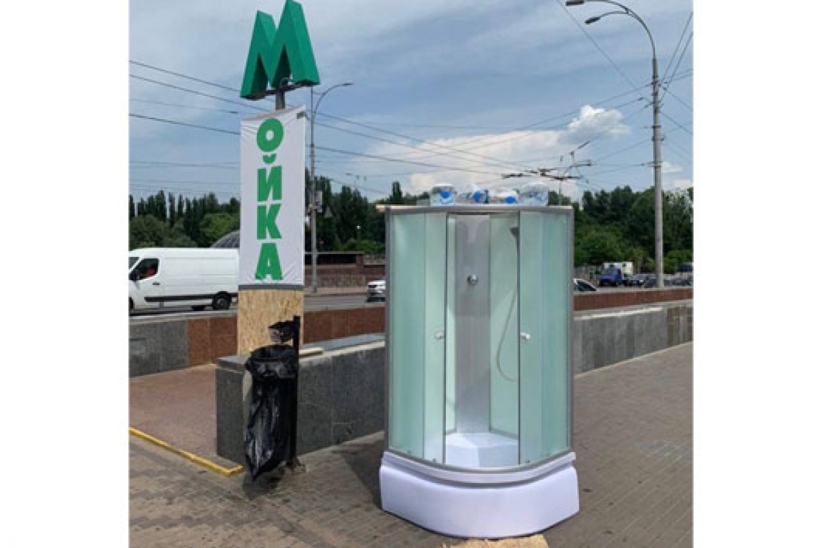 Ukrayna’da sıcaklara karşı sokaklara seyyar duşlar kuruldu