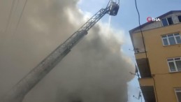 4 katlı binadaki yangın mahalleliyi sokağa döktü