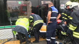 Kocaeli de tramvay ile durağın beton zemini arasına ayağı sıkışan kadın kurtarıldı