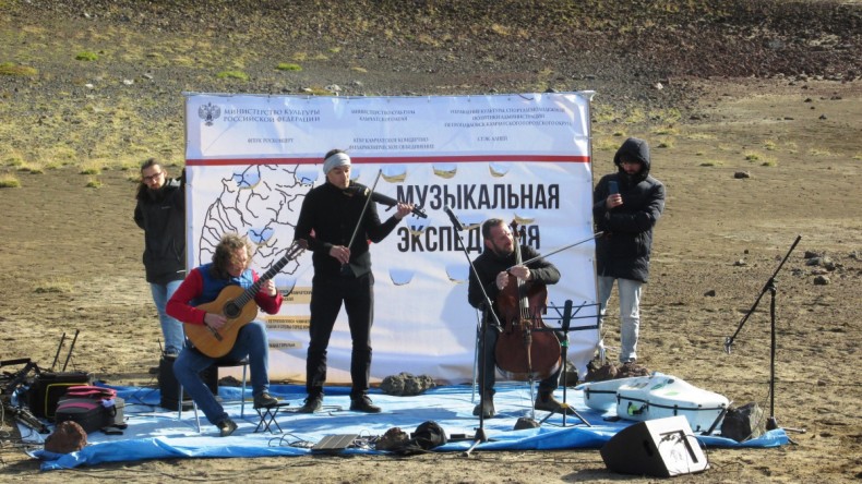 Rusya’da yanardağ eteklerinde mini konser keyfi