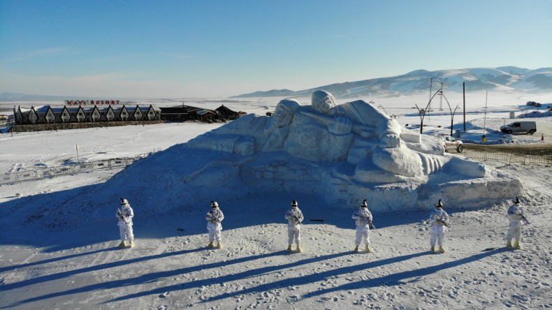 Donarak şehit olan kahramanların kardan heykelleri havadan görüntülendi