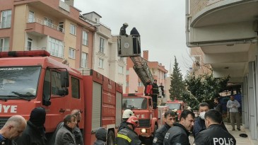 Kocaeli’de yangında mahsur kalan 13 kişi kurtarıldı