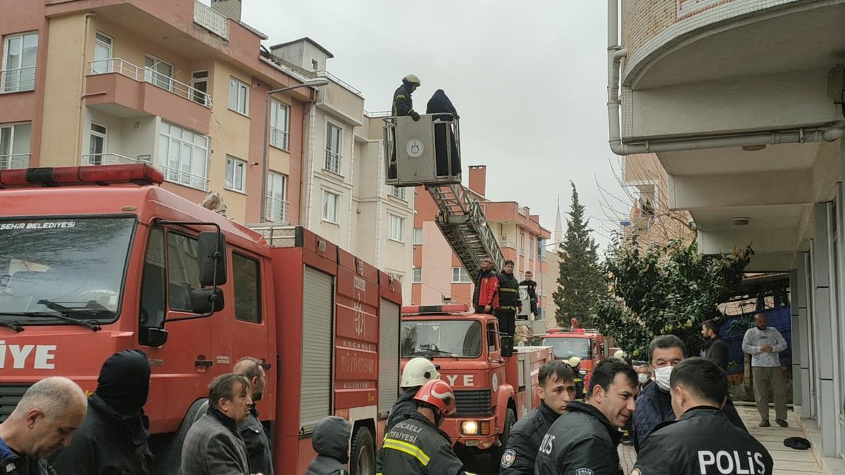 Kocaeli’de yangında mahsur kalan 13 kişi kurtarıldı